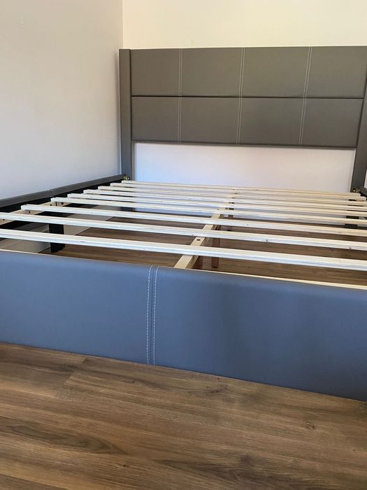 Cama e máquina de lavar roupa