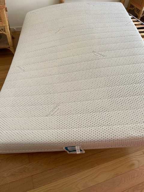 Cama com colchão e duas mesas de cabeceira em palhinha rosa e azul