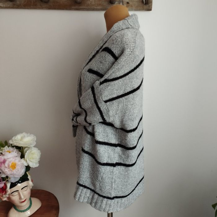 Sweter Sinsay S – miękki, ciepły, w paski