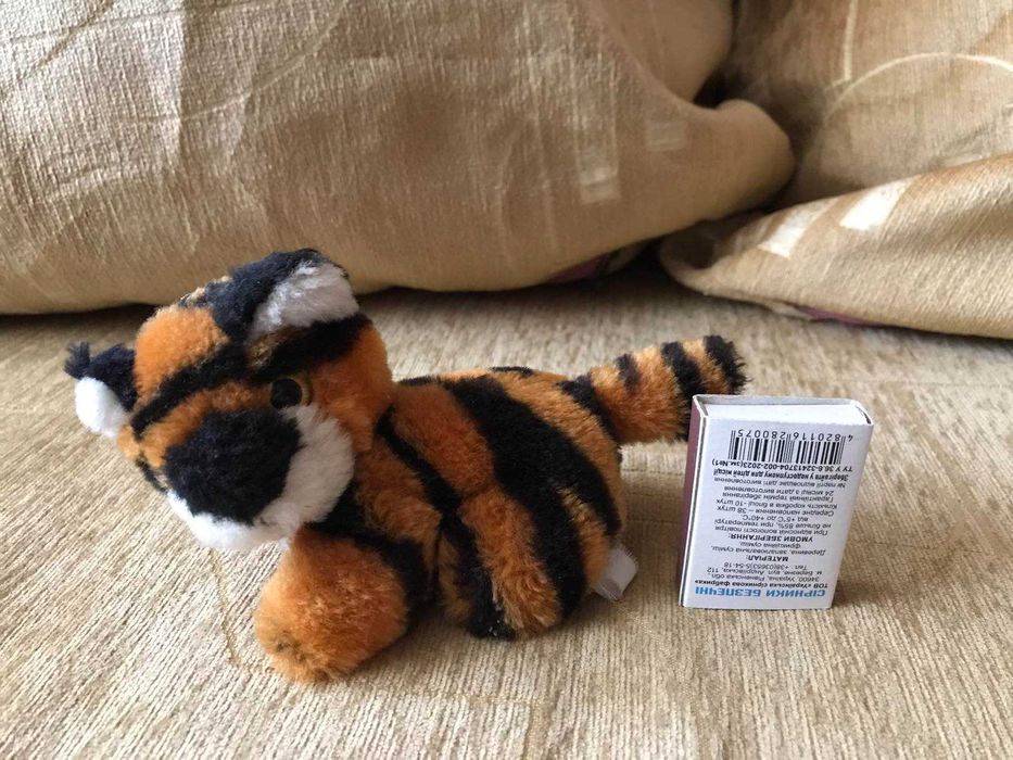 Продам мягкую игрушку тигренка с пищалкой.