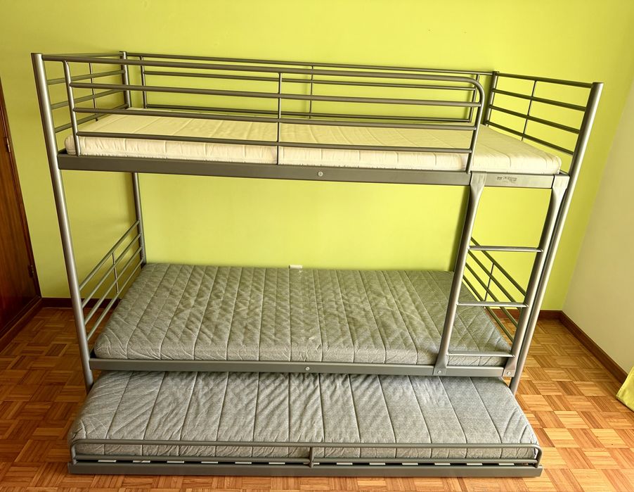 Vendo Beliche cinza escuro com 3 camas/colchões, em bom estado! Só 130€