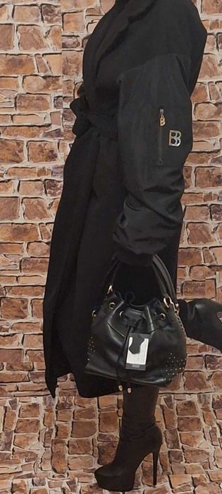 Elegancki i wytworny czarny płaszcz Marki BIBIONE