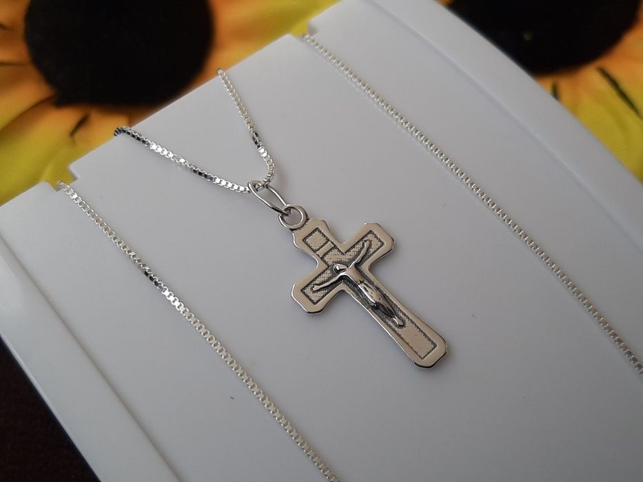 Srebrny krzyżyk z łańcuszkiem p.925