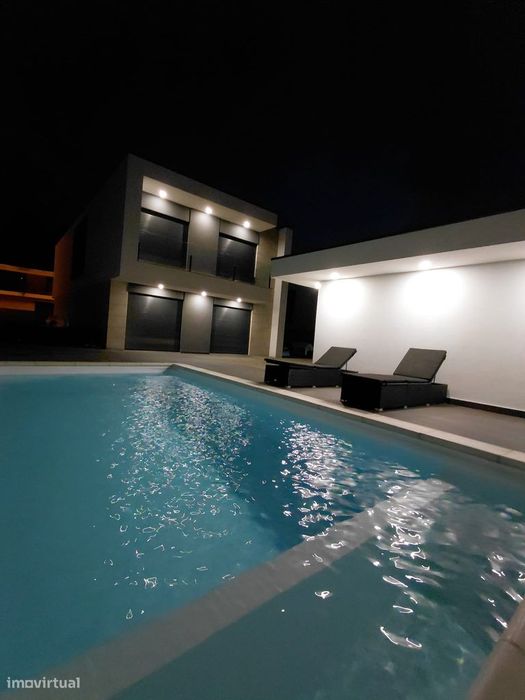 T3+1 -PISCINA - Pronta a Habitar