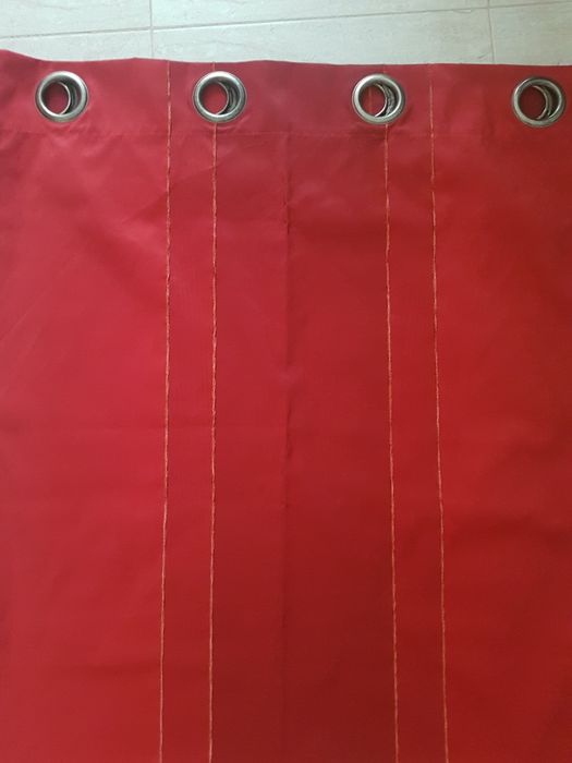 Cortinados bordeaux com argolas