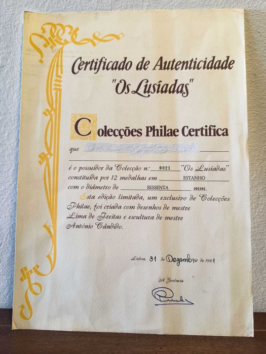 Estojo em madeira com 12 medalhas, alusivas à Obra de Luís de Camões