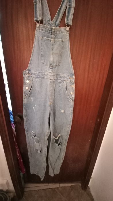 Macacão de ganga com rasgos  da Dennim Bershka