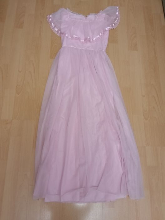 Długa różowa sukienka