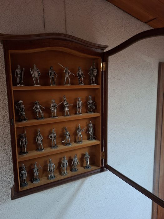 Vitrine com 24 soldadinhos de chumbo