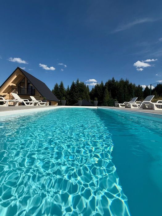 Відпочинок в Карпатах з теплим басейном та гарячим чаном.