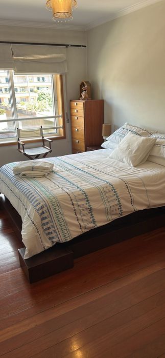 Cama e mesinhas de cabeceira