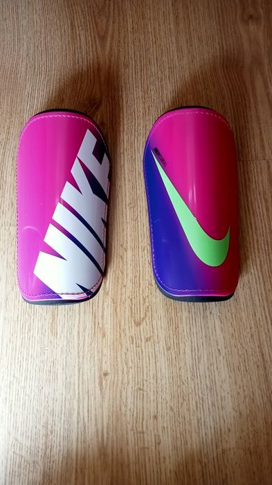 Caneleiras utilizadas 3 vezes, Nike.