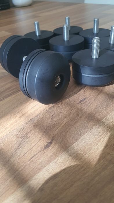 Podstawki pod kolumny lub stolik audio .