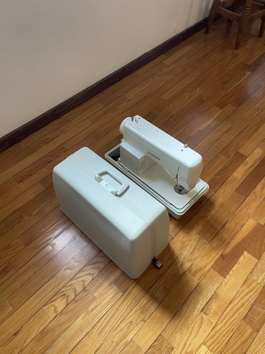 Maquina de costura SINGER portatil e eletrica como nova