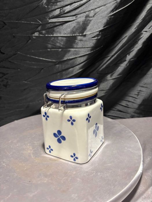 Ceramiczny pojemnik kuchenny z zamknięciem – biało-kobaltowy