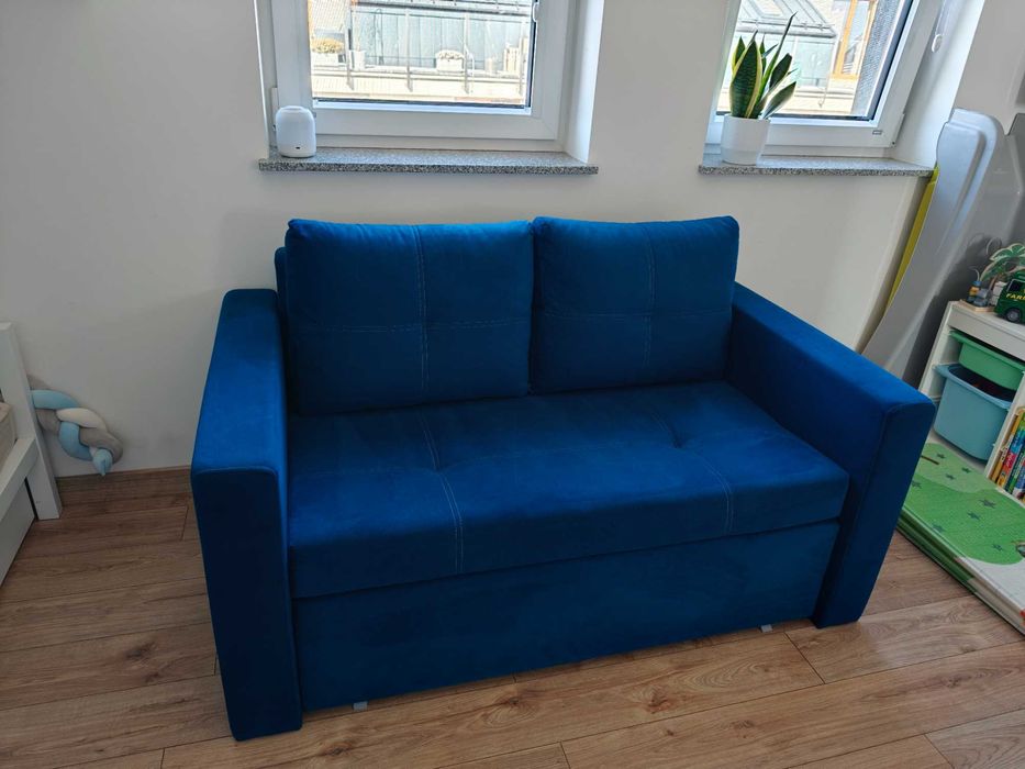 Niebieska rozkładana sofa amerykanka z pojemnikiem Bunio III BRW