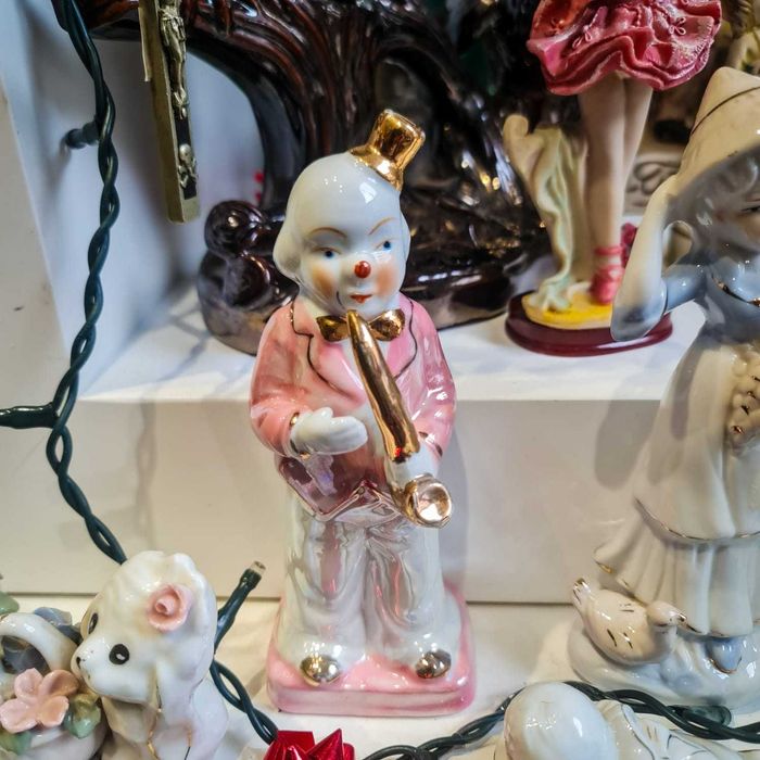 Estatueta Decorativa Palhaço Músico Porcelana – Pintada à Mão