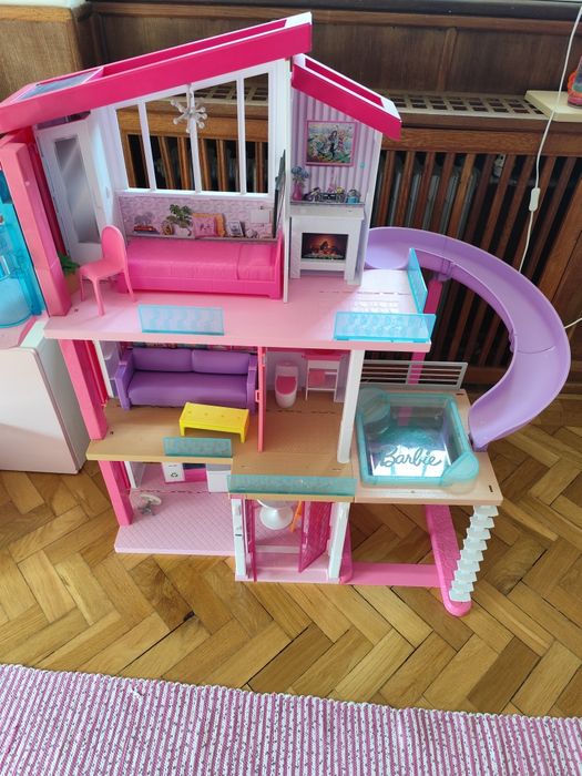 Barbie Dreamhouse com piscina e escorrega