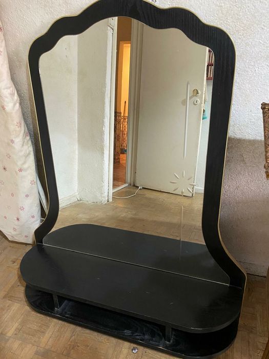 Móvel com um espelho