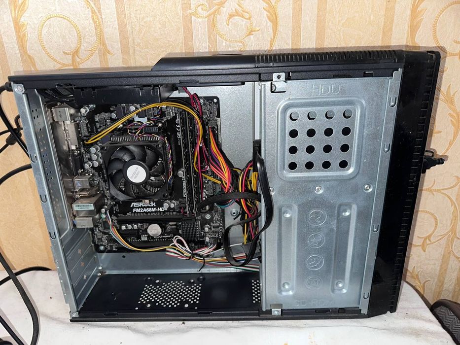 Комп'ютер з монітором та клавіатурою