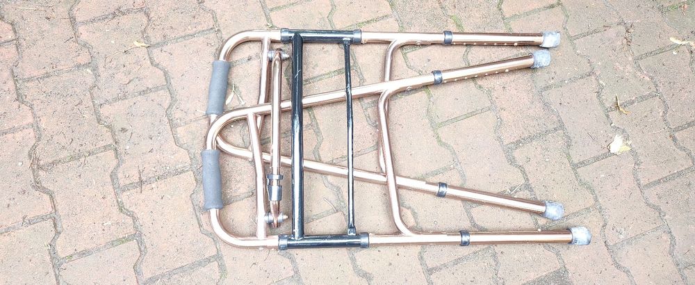 aluminiowy balkonik kroczący