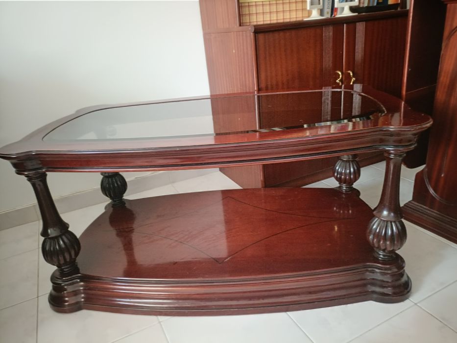 Mesa de Centro com Tampo de Vidro