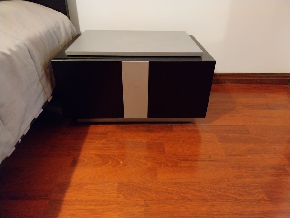 Cama de casal e 2 mesas de cabeceira