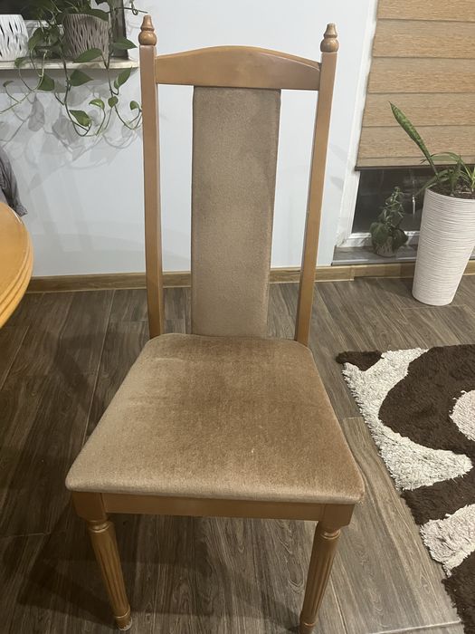 Stół kuchenny razem ze krzesłami