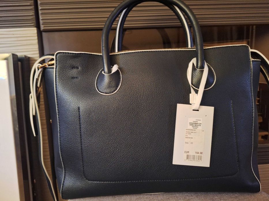 Sprzedam Torebkę Tommy Hilfiger , średnich rozmiarów : wysokość 26cm , długość 32 cm  , szerokość 13 cm .Torebka jest nieużywana.