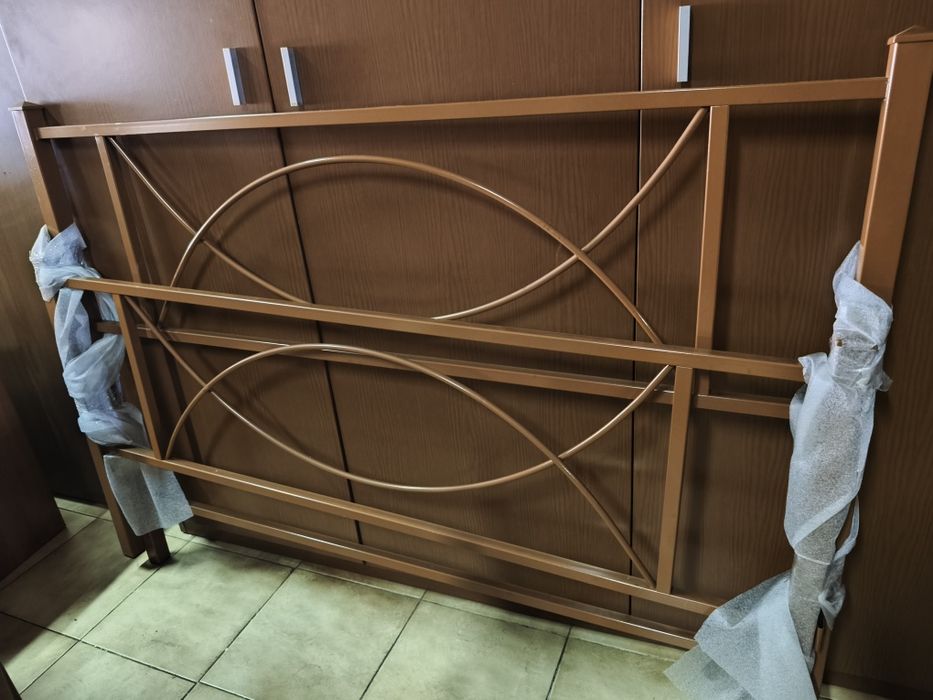 Cama de ferro, moderna.