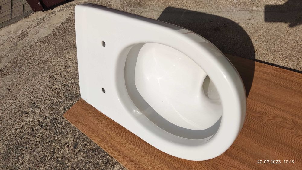 Miska wisząca WC Roca z półką