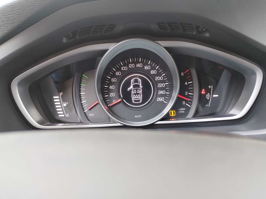 VOLVO V40 D3 Impecável