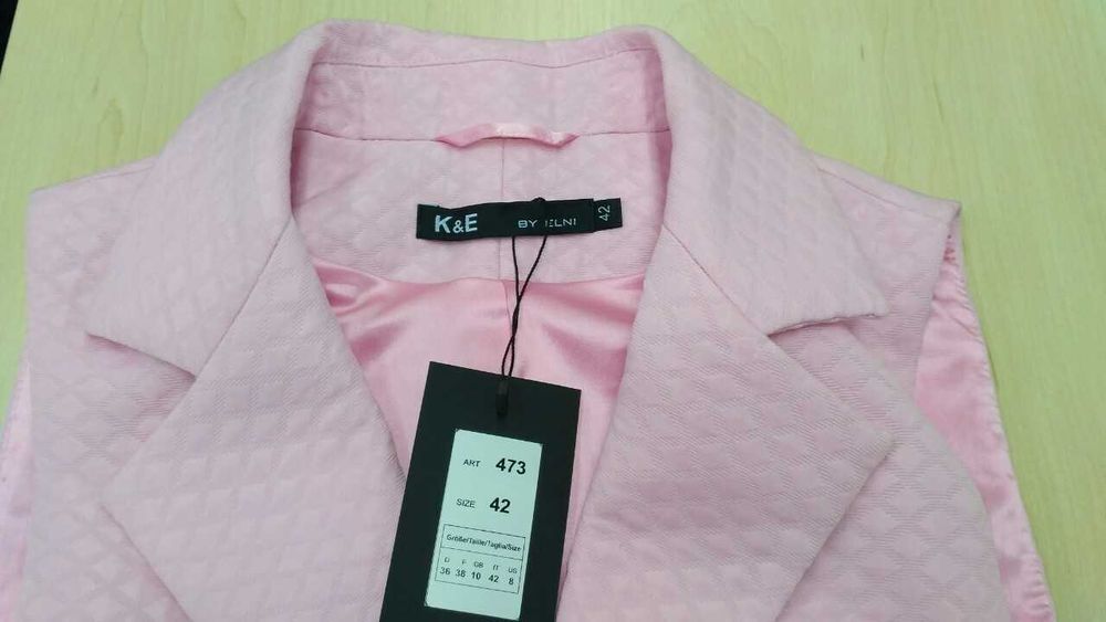 Распродажа. Фирменный жилет-накидка