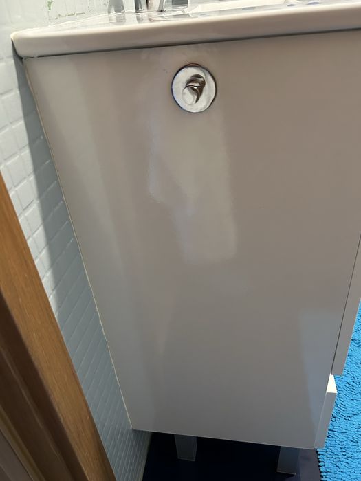 Armario casa de banho como novo 70 larg 35 comp e 84 alt com os pes