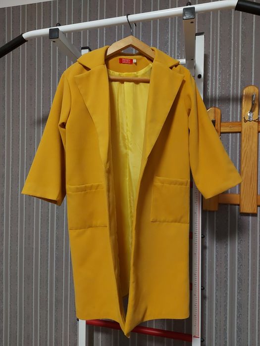 Женское пальто горчично-желтого цвета