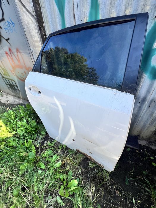 Drzwi prius plus prawe tylne 2014 białe
