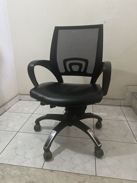Cadeira giratória de escritório em ótimo estado