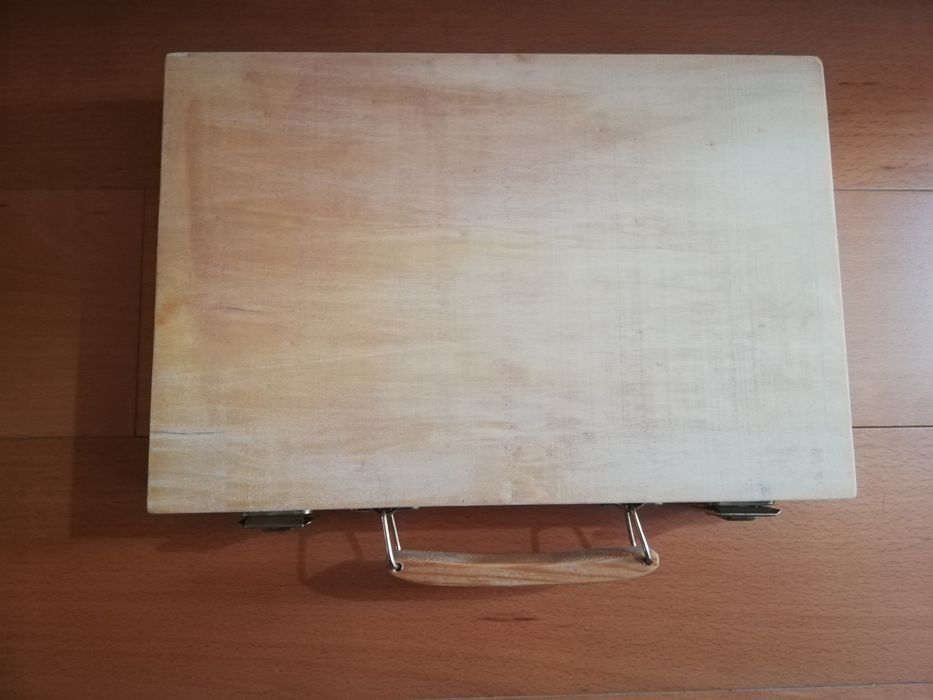 Caixa de madeira para material de pintura