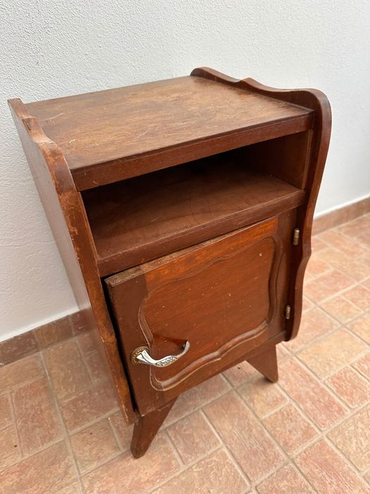 Mesa de cabeceira de madeira