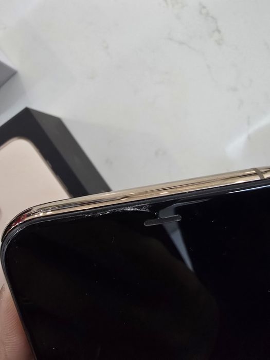 Iphone 11 pro com phones e carregador