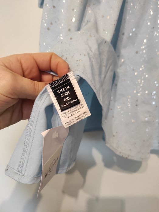 Nowa błyszcząca bluzka baby blue z odkrytymi ramionami