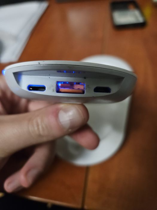 Powerbank bezprzewodowy z stacja dokująca