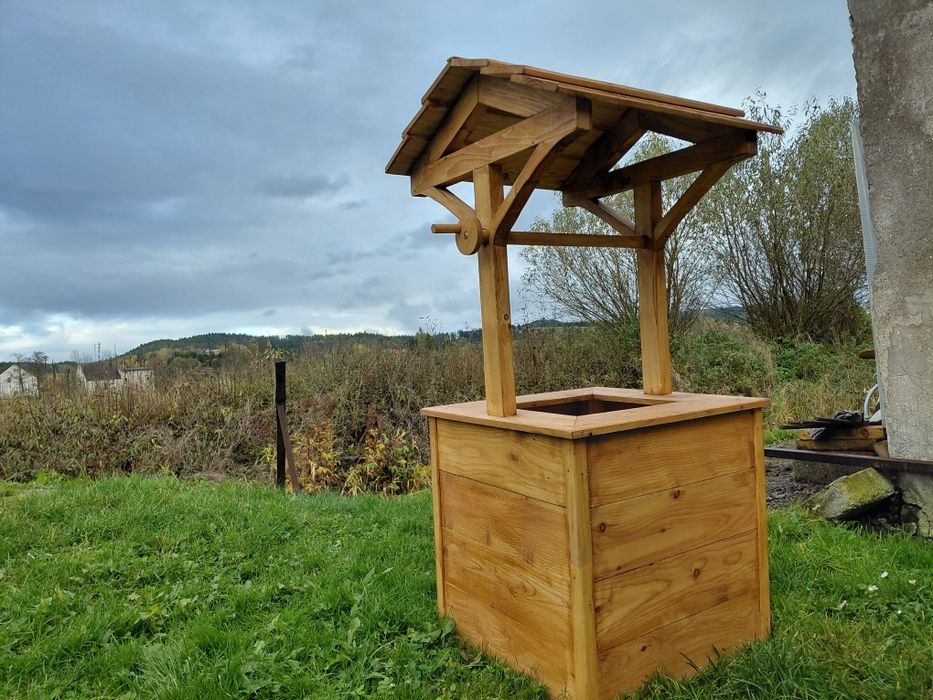 Drewniana studnia do ogrodu