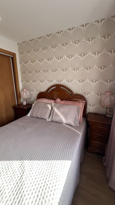 Cama com colchão e mesinhas de cabeceira