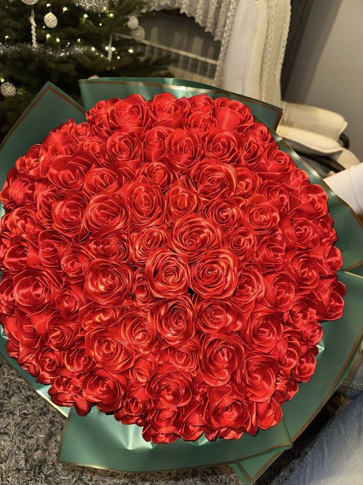 Róże ze wstążki – ręcznie robione, idealne na prezent