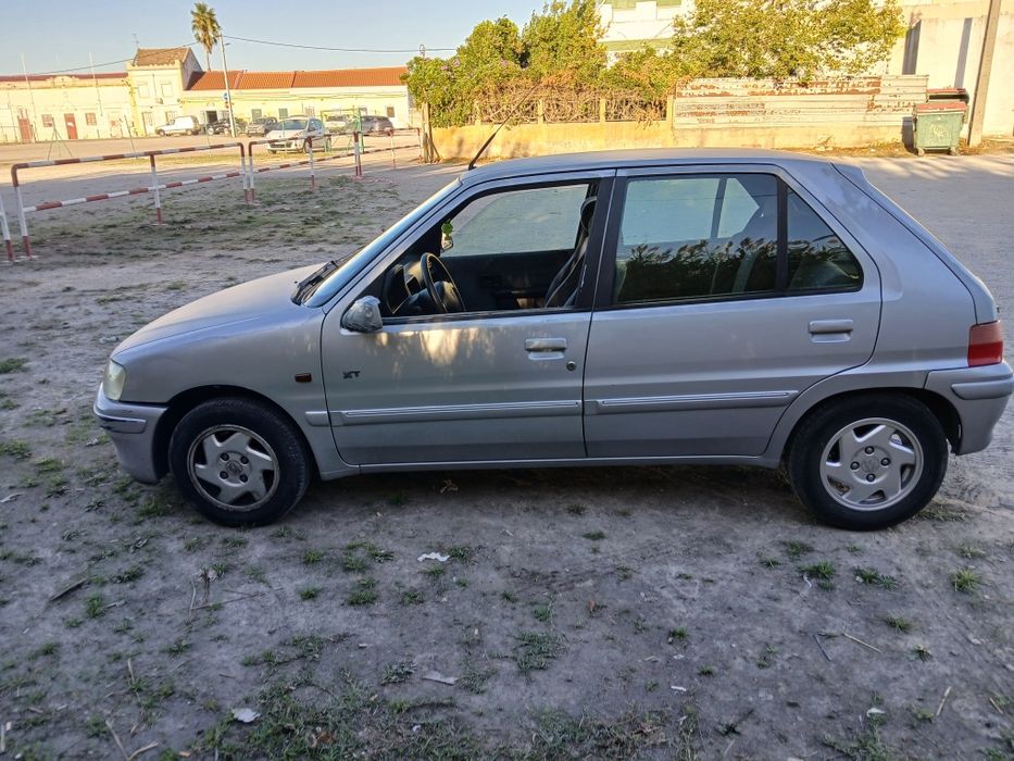 Peugeot 106 com alguns a fazer