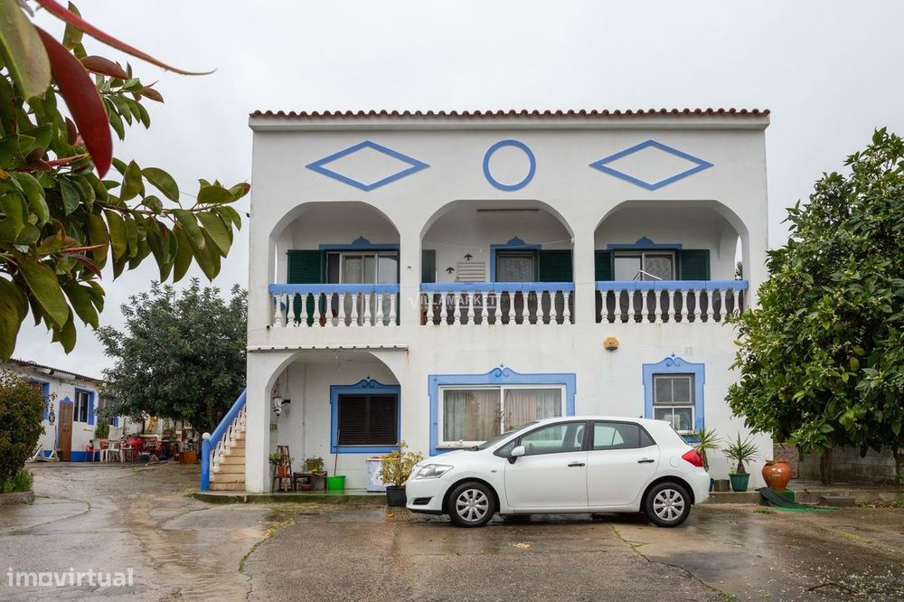 Moradia V5 inserida no rés do chão de uma moradia bifamiliar situada e