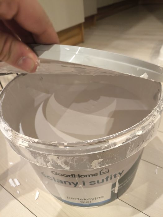 Otwarta farba biała około 8L