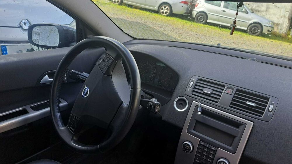Volvo C30 de 2007 a 1.6 diesel com varias peças prontas para serem reutilizadas