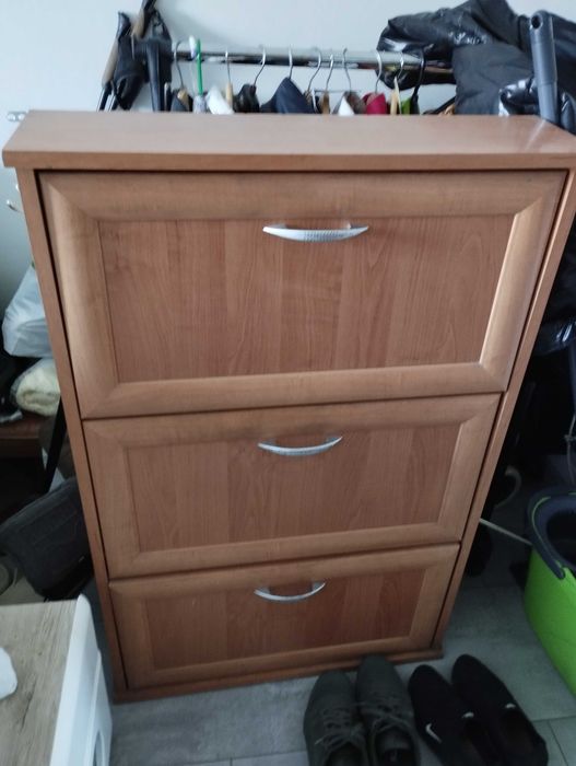 Wieszak z lustrem i szafka na buty